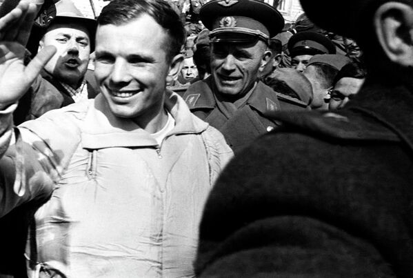 Первый космонавт планеты Юрий Гагарин после приземления спускаемого аппарата космического корабля Восток-1 - Sputnik Молдова