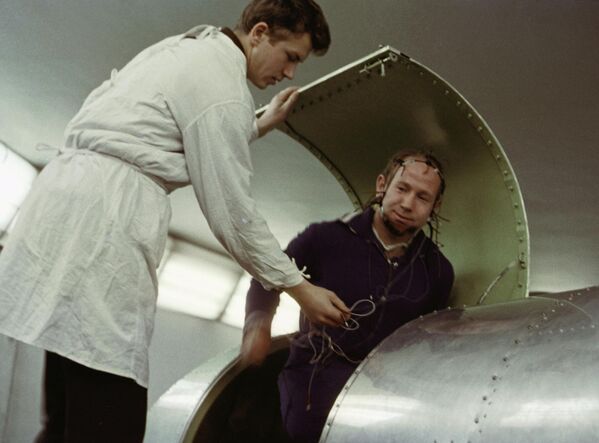 Космонавт Алексей Леонов садится в кабину центрифуги во время тренировок - Sputnik Молдова