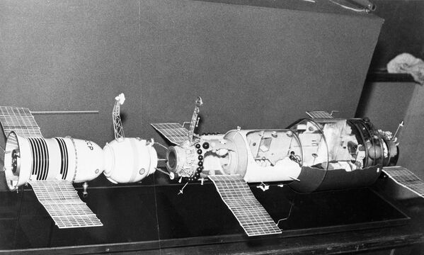 Макет стыковки космического корабля Союз-11 и научной станции Салют-1 - Sputnik Молдова