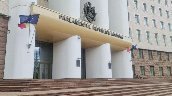 Табличка на русском языке, размещённая у входа в парламент Молдовы, демонтирована - Sputnik Молдова