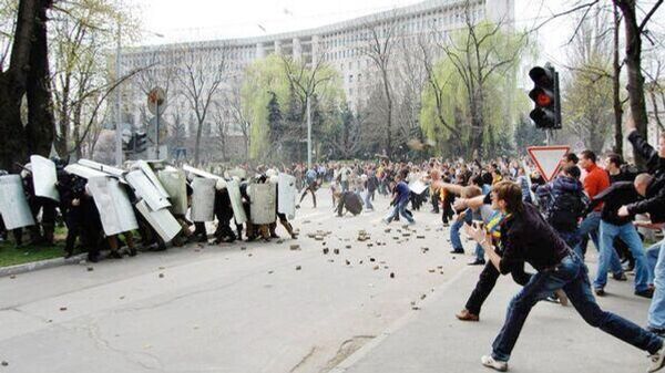 Pretextul revoltei organizată prin intermediul opoziției pe 7 aprilie 2009 au fost pretinsele falsificări ale alegerilor parlamentare din 5 aprilie 2009, pe care le-au câștigat comuniștii (PCRM) și le-au pierdut cei din opoziție - Sputnik Moldova