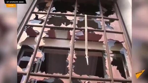 O sinteză video cu imagini din 7 aprilie 2009, când activiști pro-occidentali au luat cu asalt Președinția și au dat foc parlamentului - Sputnik Moldova