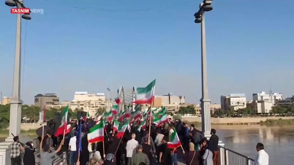 Iranienii formează „lanțuri umane” în jurul instalațiilor energetice și se înghesuie pe podurile pe care Trump a amenințat că le va distruge - Sputnik Moldova