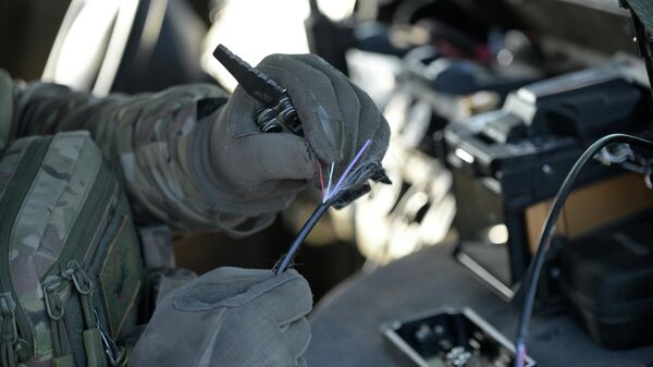 Работа связистов группировки войск Запад в ЛНР - Sputnik Молдова