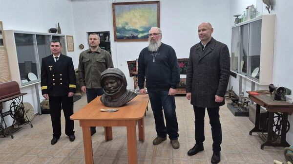 Bustul lui Iuri Gagarin a fost oferit orașului Anenii Noi din Republica Moldova în cadrul proiectului internațional al fundației „Dialogul culturilor”, dedicat celei de-a 65-a aniversări a zborului omului în spațiu - Sputnik Молдова