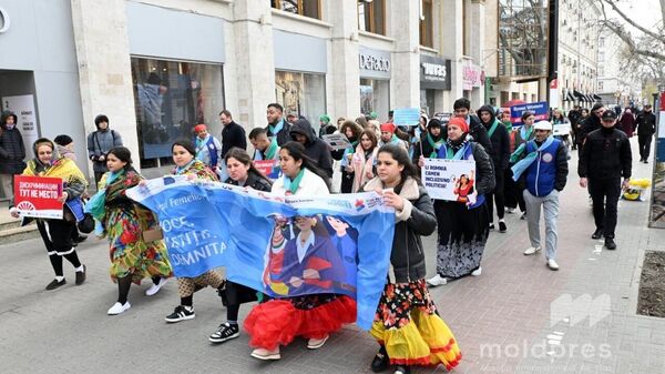 Un marș al femeilor a avut loc în centrul Chișinăului cu ocazia Zilei Internaționale a Romilor, sărbătorită pe 8 aprilie - Sputnik Moldova