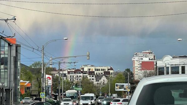 А это радуга после дождя с градом в Кишиневе - Sputnik Молдова