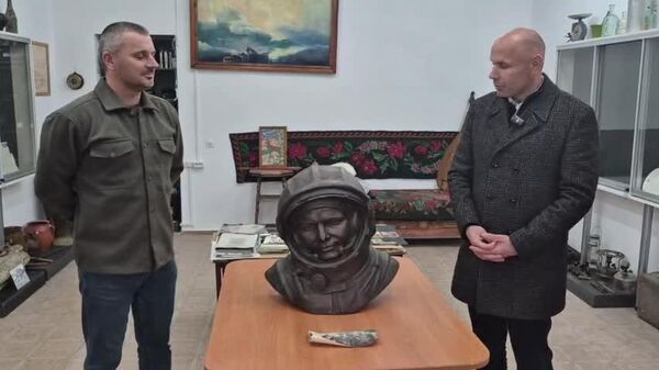 Бюст первого космонавта займёт почётное место в Новых Аненах - Sputnik Молдова