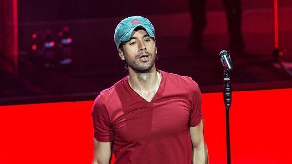 În Kazahstanul se va gândi și va lua va o decizie dacă cântărețul spaniol Iglesias va avea voie să sărute fete la concertele din Astana și Almatî - Sputnik Moldova