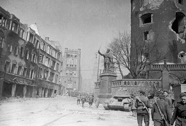  Бойцы Красной армии у памятника императору Кайзеру Вельгельму возле башни Королевского замка во взятом Кенигсберге - Sputnik Молдова