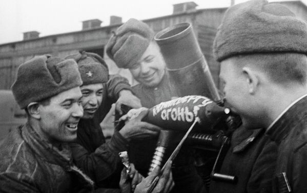 Минометный расчет готовится к огню по противнику - Sputnik Молдова