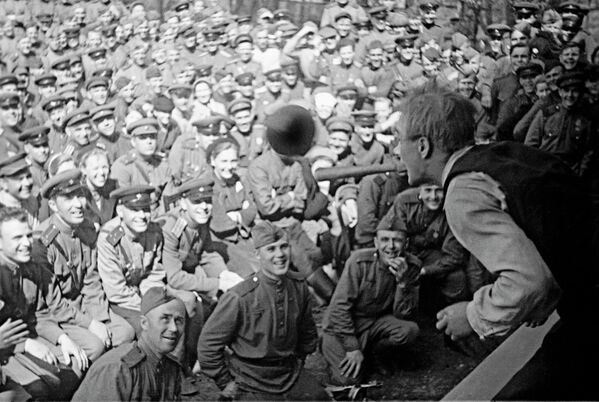 Выступление артиста фронтовой цирковой бригады перед бойцами Красной армии - Sputnik Молдова