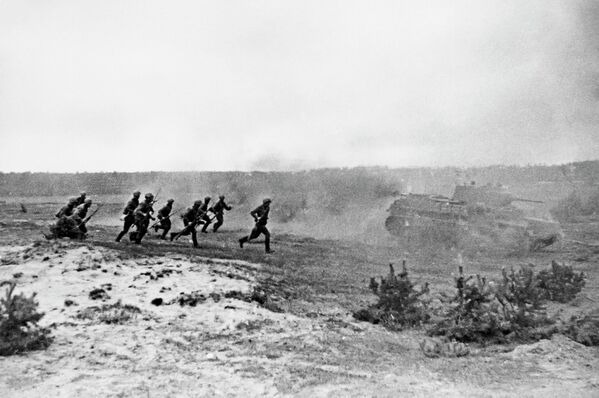 Войска первой гвардейской дивизии идут в атаку на подступах Кенигсберга - Sputnik Молдова