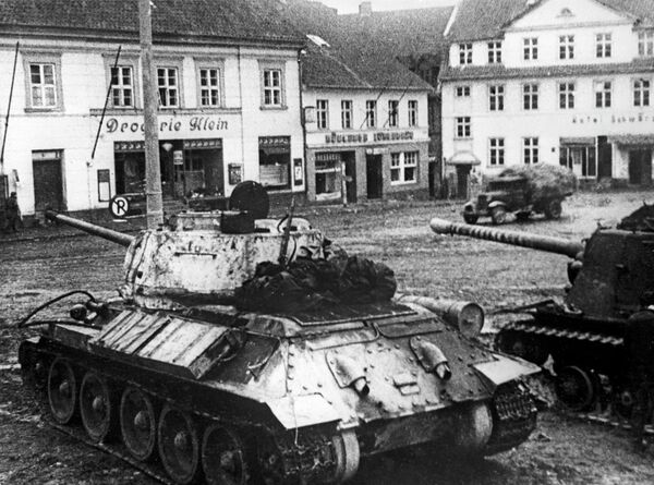 Советские танки в населенном пункте на подступах к Кенигсбергу - Sputnik Молдова