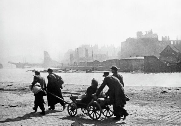 Жители Кенигсберга после ожесточенных боев возвращаются в город - Sputnik Молдова