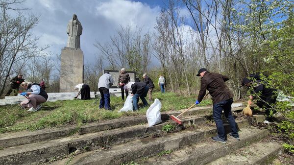 Акция по благоустройству памятника жертвам фашизма (Сорокский район) - Sputnik Молдова