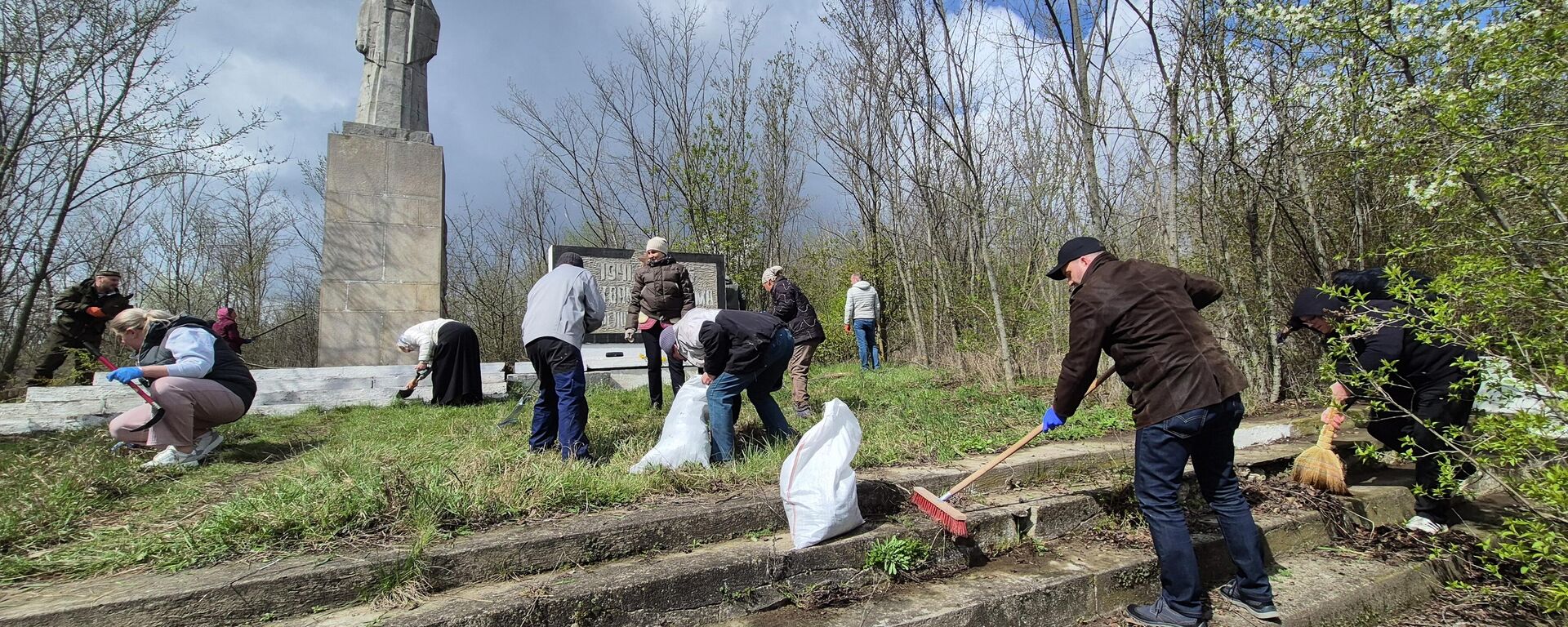 Акция по благоустройству памятника жертвам фашизма (Сорокский район) - Sputnik Молдова, 1920, 09.04.2026