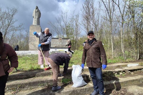 Благоустройство мемориала жертвам фашизма в Сорокском районе - Sputnik Молдова