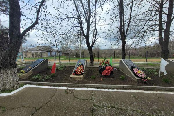 Благоустройство мемориала жертвам фашизма в Сорокском районе - Sputnik Молдова