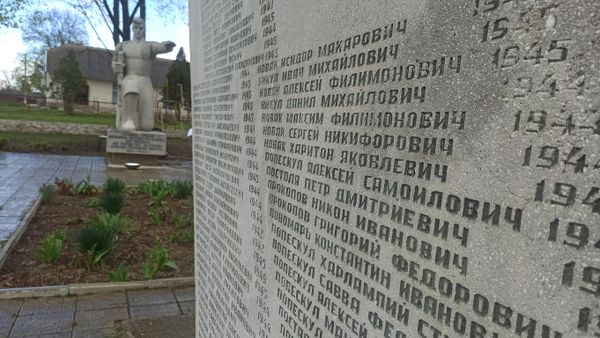 Благоустройство мемориала жертвам фашизма в Сорокском районе - Sputnik Молдова