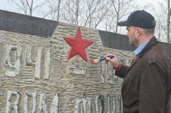 Благоустройство мемориала жертвам фашизма в Сорокском районе - Sputnik Молдова