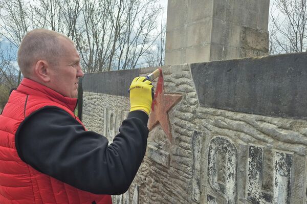 Благоустройство мемориала жертвам фашизма в Сорокском районе - Sputnik Молдова