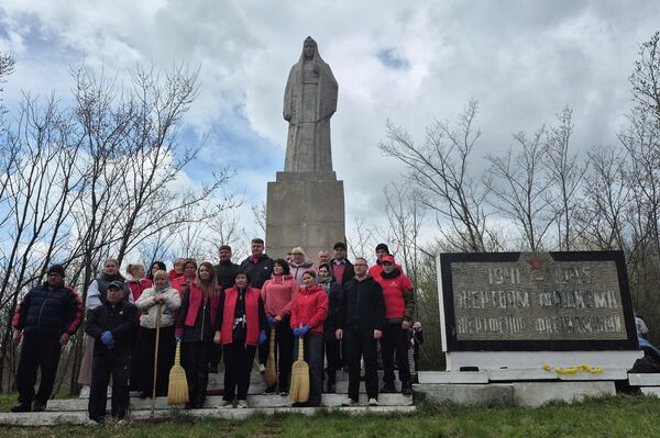 Благоустройство мемориала жертвам фашизма в Сорокском районе - Sputnik Молдова
