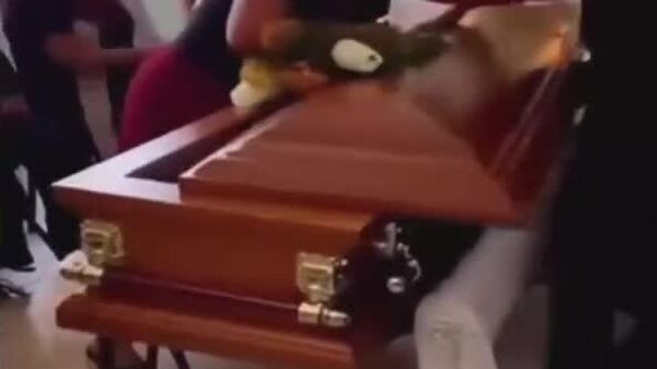 O văduvă s-a încăierat cu amanta soțului său lângă sicriul acestuia, în Mexic - Sputnik Moldova