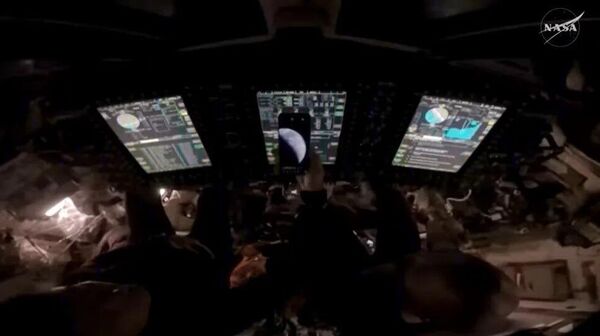 Американский космический корабль Orion с четырьмя астронавтами на борту, совершивший в рамках миссии Artemis II облет Луны, приближается к Земле для предстоящего приводнения в Тихом океане, сообщает NASA - Sputnik Молдова