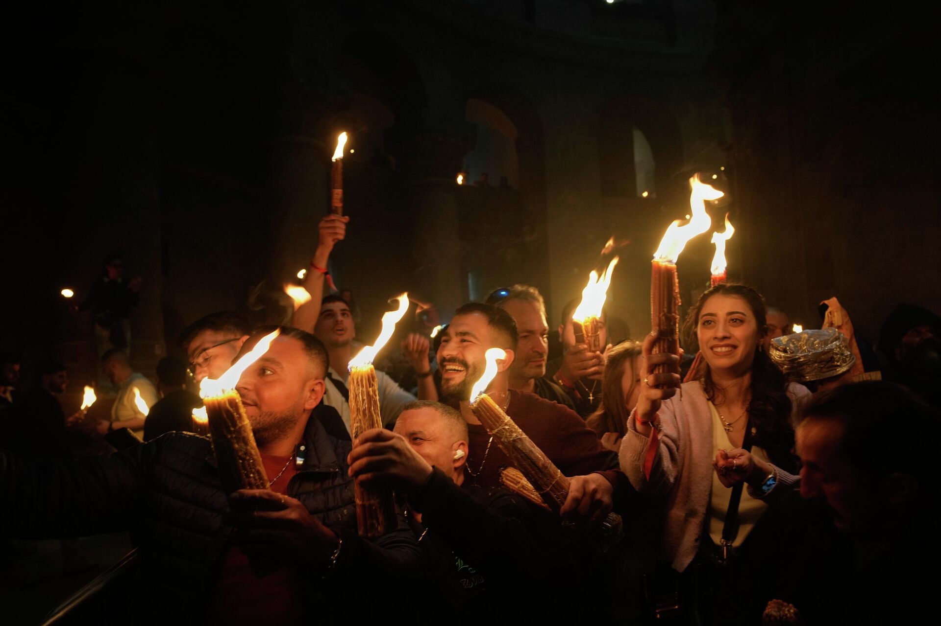 Православные паломники держат свечи во время церемонии Святого Огня в Храме Гроба Господня, месте, где, согласно преданию, был распят и похоронен Иисус, в Старом городе Иерусалима - Sputnik Молдова, 1920, 11.04.2026