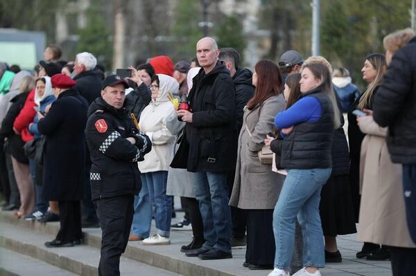 Встреча Благодатного огня у Кафедрального собора Кишинева. - Sputnik Молдова