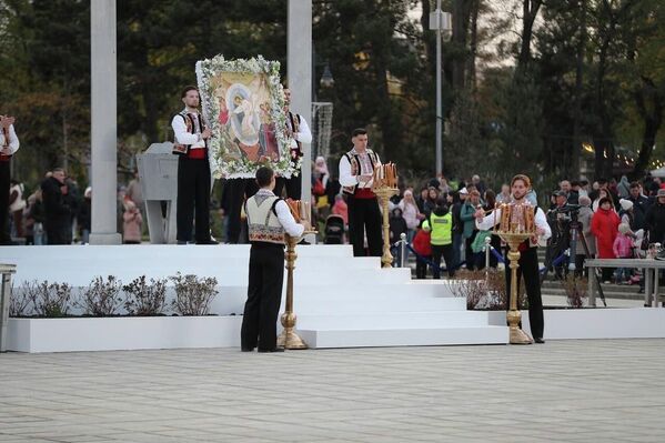 В центре Кишинева, у Христорождественского собора для прихожан, ожидавших прибытие частички Благодатного огня, организовали костюмированное представление. - Sputnik Молдова