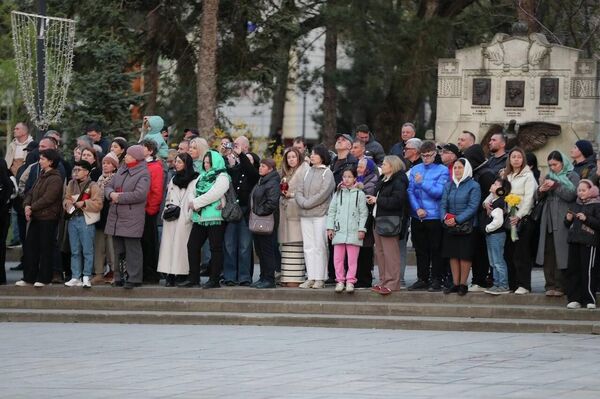 Встреча Благодатного огня у Кафедрального собора Кишинева. - Sputnik Молдова