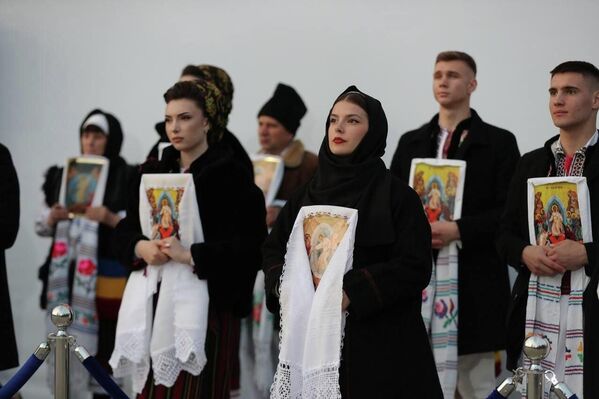 В центре Кишинева, у Христорождественского собора для прихожан, ожидавших прибытие частички Благодатного огня, организовали костюмированное представление. - Sputnik Молдова