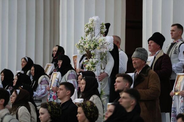 Встреча Благодатного огня у Кафедрального собора Кишинева. - Sputnik Молдова