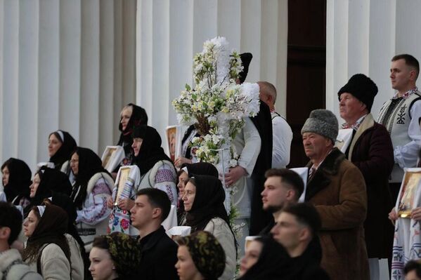 В центре Кишинева, у Христорождественского собора для прихожан, ожидавших прибытие частички Благодатного огня, организовали костюмированное представление. - Sputnik Молдова