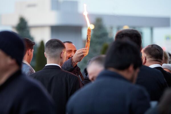 В аэропорт Кишинева доставили благодатный огонь - Sputnik Молдова