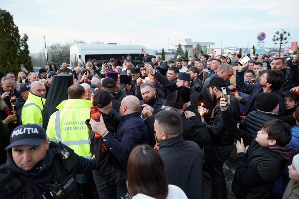 В аэропорт Кишинева доставили благодатный огонь - Sputnik Молдова