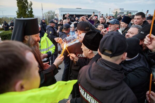 Святыню раздавали прямо в аэропорту, всем желающим. - Sputnik Молдова