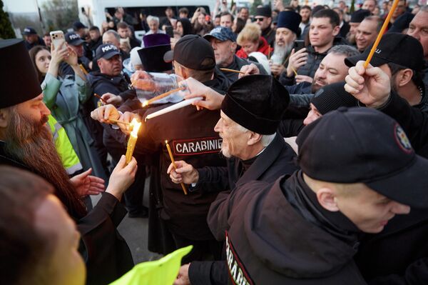 В аэропорт Кишинева доставили благодатный огонь - Sputnik Молдова