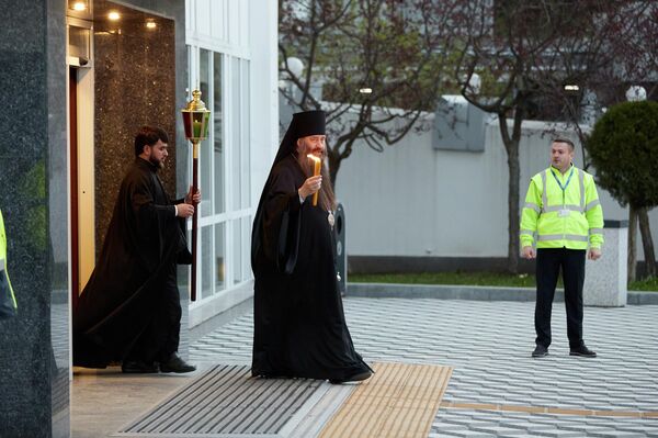 В аэропорт Кишинева доставили благодатный огонь - Sputnik Молдова