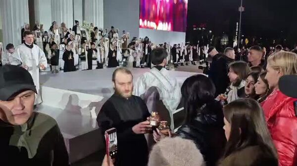 У кафедрального собора в Кишиневе священники Православной церкви Молдовы раздают верующим Благодатный огонь - Sputnik Молдова