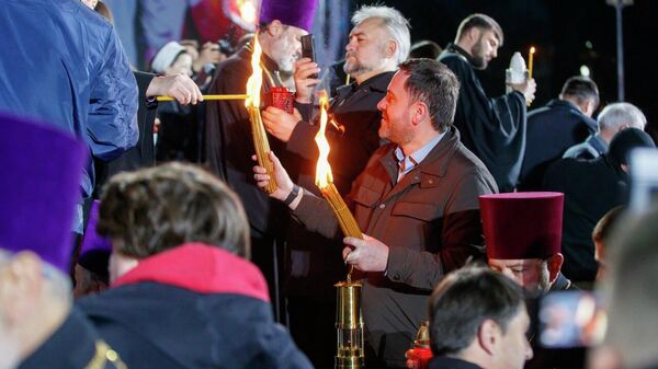 Imagini de la aducerea și împărțirea Focului Haric la Catedrala din centrul Chișinăului - Sputnik Молдова