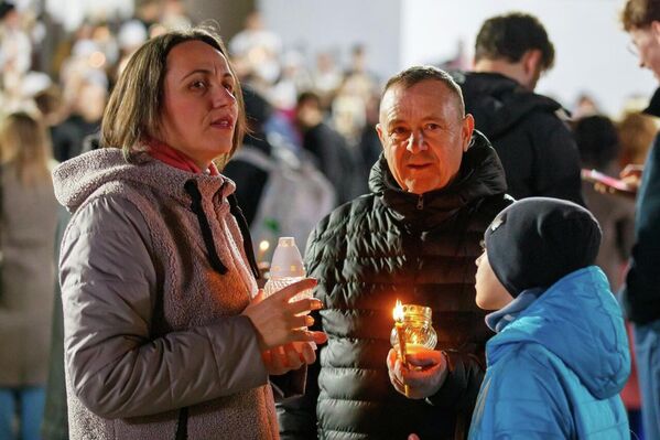 Сотни верующих делились между собой частицами Благодатного огня. - Sputnik Молдова