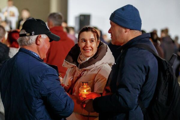 Встреча Благодатного огня у Кафедрального собора Кишинева. - Sputnik Молдова