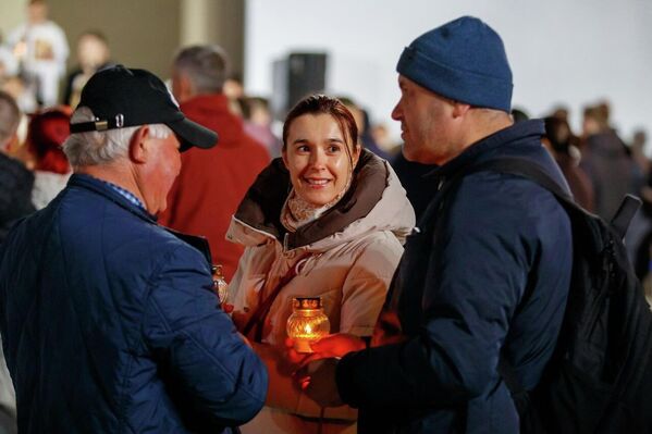 Сотни верующих делились между собой частицами Благодатного огня. - Sputnik Молдова