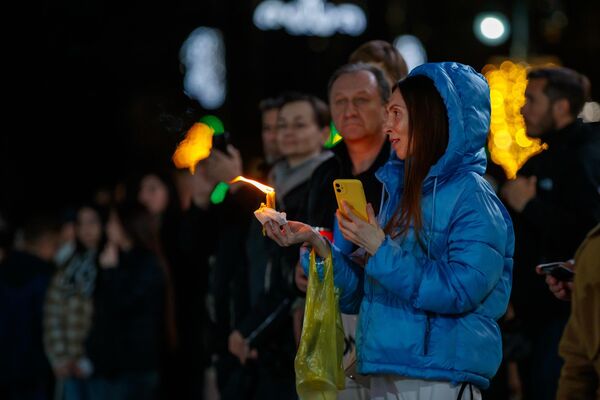Сотни верующих делились между собой частицами Благодатного огня. - Sputnik Молдова