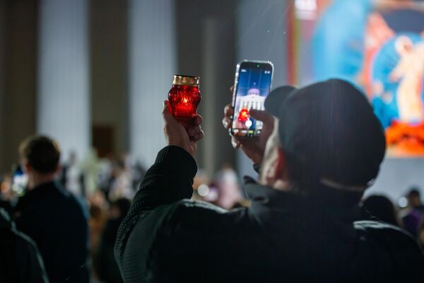 Сотни верующих делились между собой частицами Благодатного огня. - Sputnik Молдова