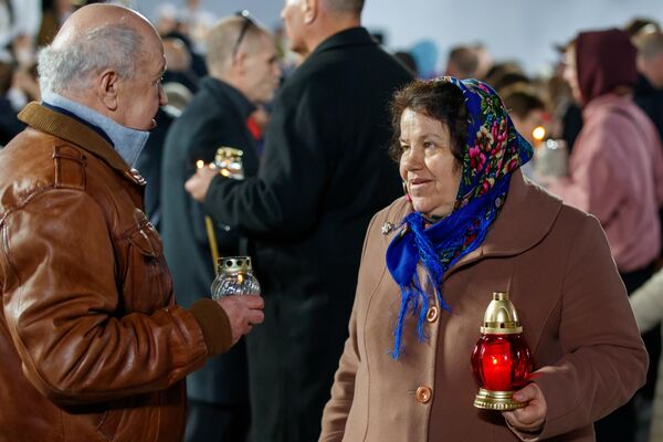 Встреча Благодатного огня у Кафедрального собора Кишинева. - Sputnik Молдова