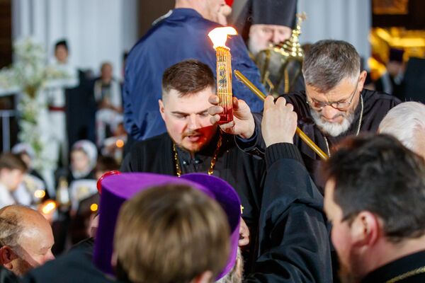 Сотни верующих делились между собой частицами Благодатного огня. - Sputnik Молдова